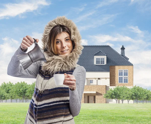 Vrouw voorbereiden kopje koffie — Stockfoto