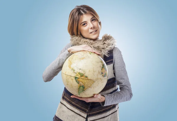 Vrouw met wereldbol — Stockfoto