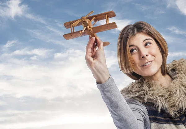 Vrouw spelen met houten vliegtuig — Stockfoto