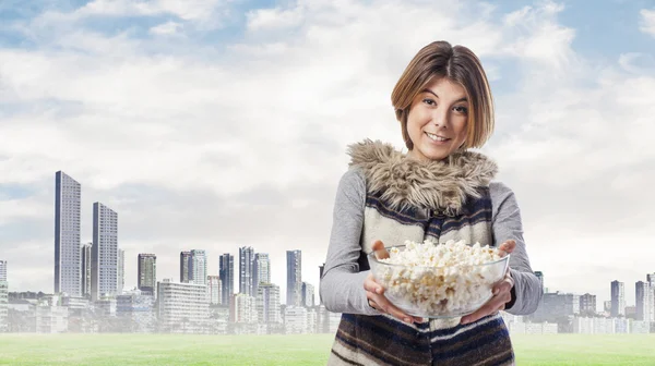 Mujer sosteniendo tazón de palomitas de maíz — Foto de Stock