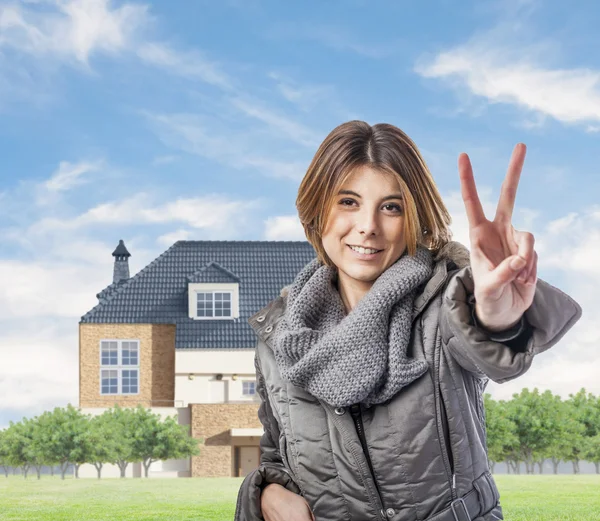 Woman making victory symbol — Stock Photo, Image