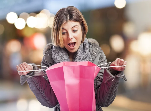 Mujer abriendo bolsa de compras — Foto de Stock