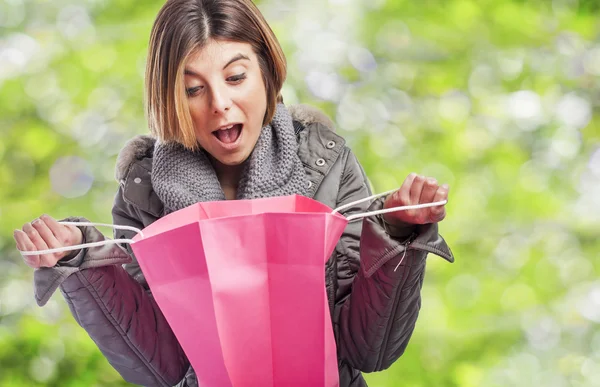 Mujer abriendo bolsa de compras — Foto de Stock