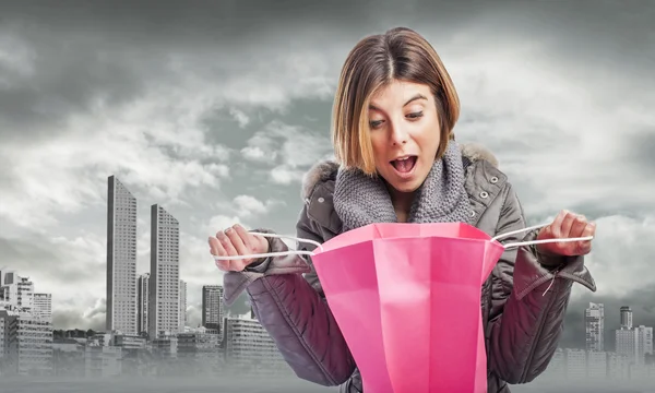 Mujer abriendo bolsa de compras —  Fotos de Stock