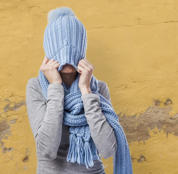 Woman covering head — Stock Photo, Image