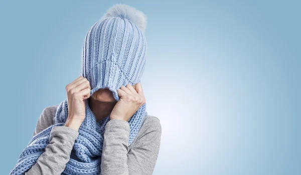 Woman covering head — Stock Photo, Image