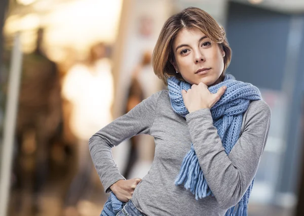 Vrouw dragen sjaal — Stockfoto