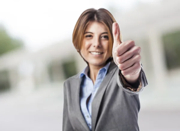 Frau macht Okay-Zeichen — Stockfoto