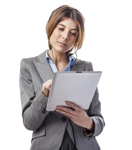 Vrouw met hoofdtelefoon en Tablet PC — Stockfoto