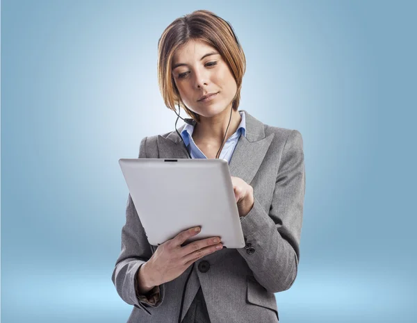 Femme avec casque et tablette — Photo