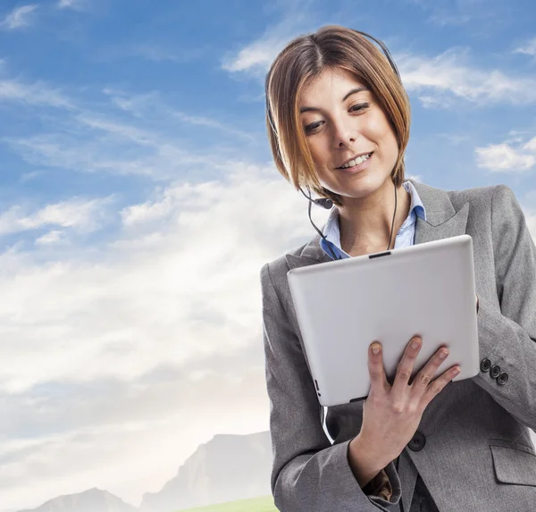 Donna con cuffie e tablet — Foto Stock