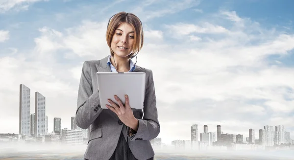 Frau mit Kopfhörer und Tablet — Stockfoto