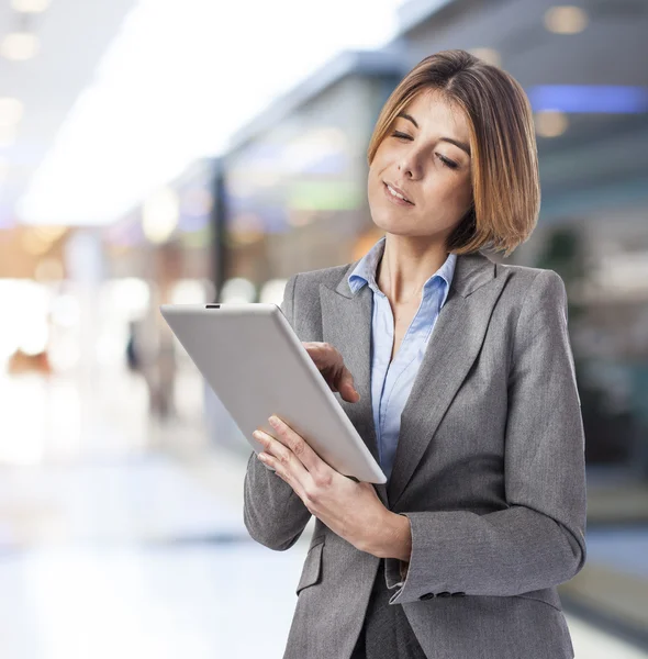 Mujer de negocios utilizando tableta —  Fotos de Stock