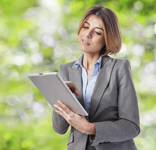 Mujer de negocios utilizando tableta —  Fotos de Stock