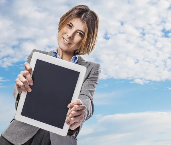 Empresária mostrando tablet — Fotografia de Stock