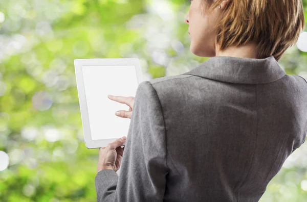 Zakenvrouw die tablet gebruikt — Stockfoto