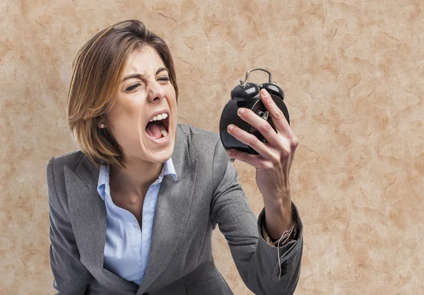 Женщина кричит на часы — стоковое фото