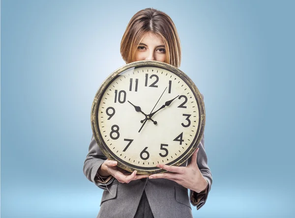 Zakelijke vrouw bedrijf klok — Stockfoto