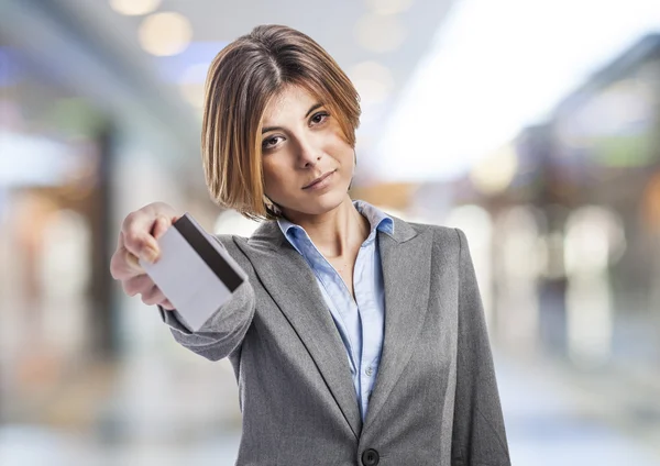 Femme utilisant une carte de crédit — Photo