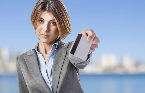 Femme utilisant une carte de crédit — Photo