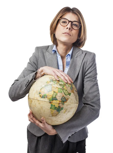 Kvinna anläggning globe — Stockfoto