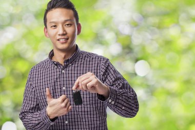 Arabanın anahtarını tutan adam