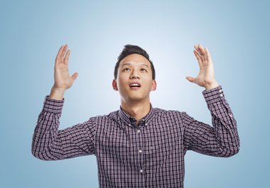 gökyüzüne soran adam