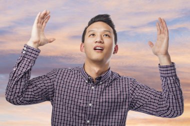 gökyüzüne soran adam