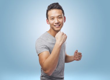 kazanan bir jest yapan erkek