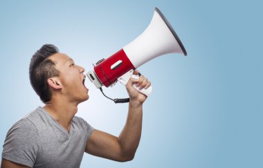 megafon ile bağıran adam