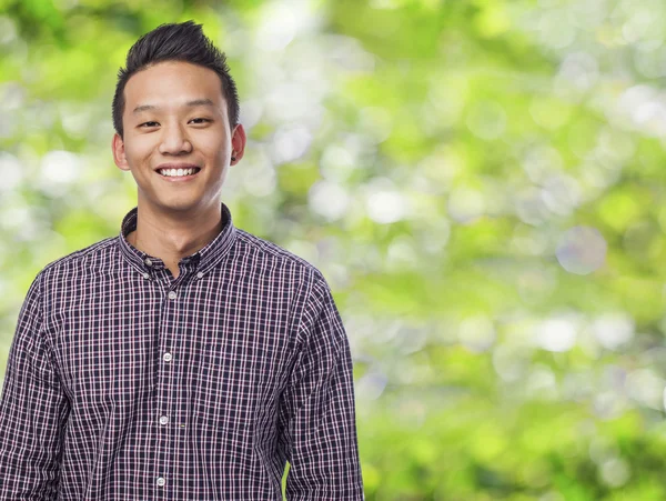 Glimlachende man in shirt — Stockfoto