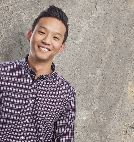 Hombre sonriente en camisa — Foto de Stock