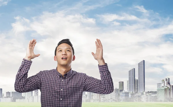 Hombre pidiendo al cielo — Foto de Stock