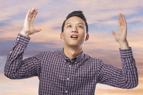 Hombre pidiendo al cielo — Foto de Stock