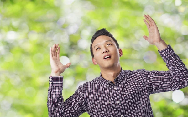 Mann bittet in den Himmel — Stockfoto