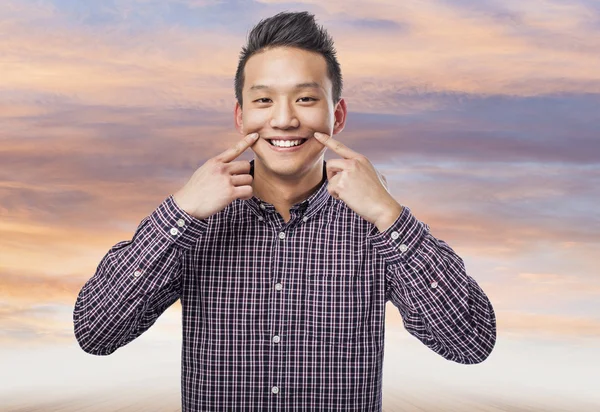 Asiático hombre sonriendo — Foto de Stock