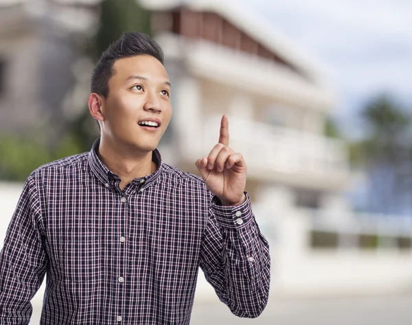 Hombre apuntando hacia arriba dedo — Foto de Stock