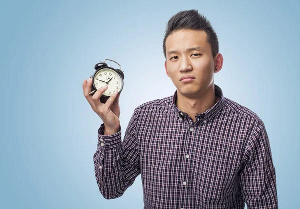 Hombre sosteniendo reloj — Foto de Stock