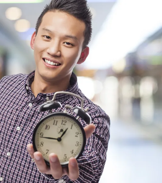 Mann hält Uhr — Stockfoto