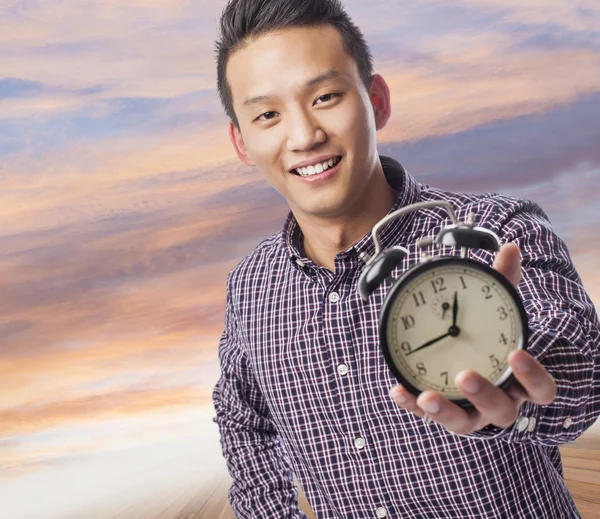 Uomo in possesso di orologio — Foto Stock