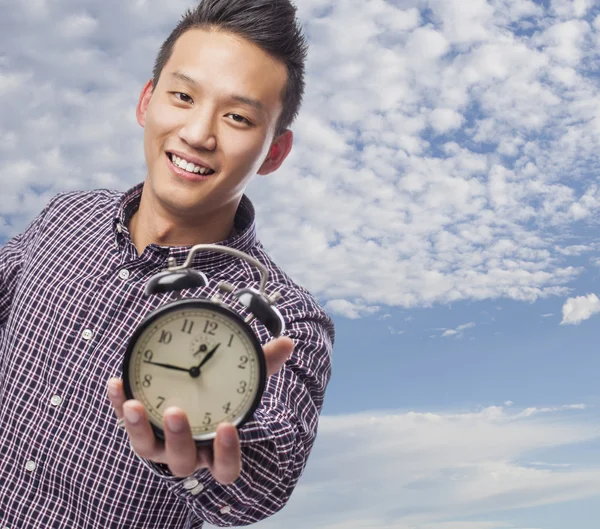 Mann hält Uhr — Stockfoto