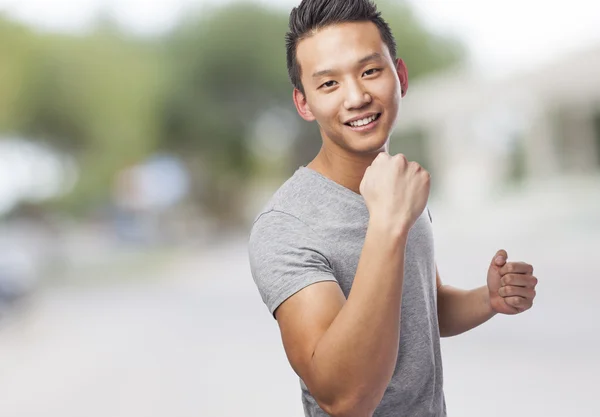 Mann macht Siegergeste — Stockfoto