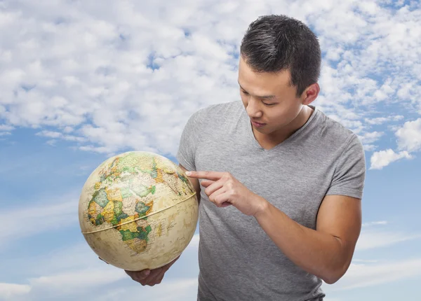 Man anläggningen globe — Stockfoto