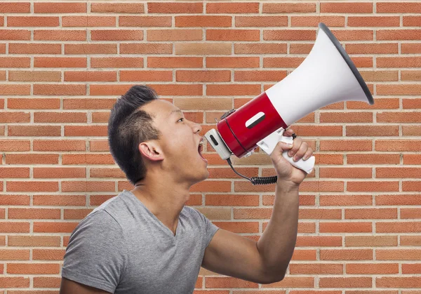 Hombre gritando con megáfono — Foto de Stock