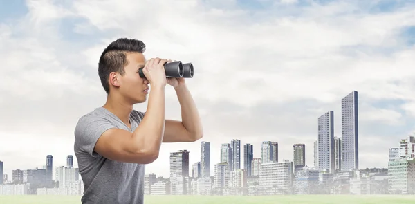 Mann blickt durch Fernglas — Stockfoto