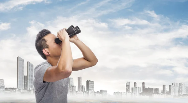 Mann blickt durch Fernglas — Stockfoto