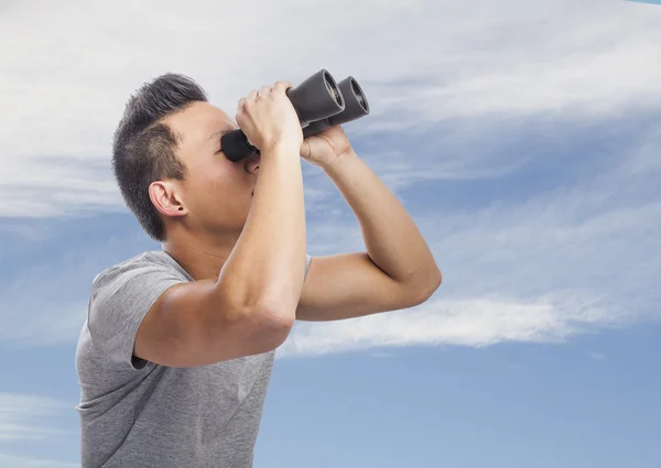 Hombre mirando a través de binoculares —  Fotos de Stock