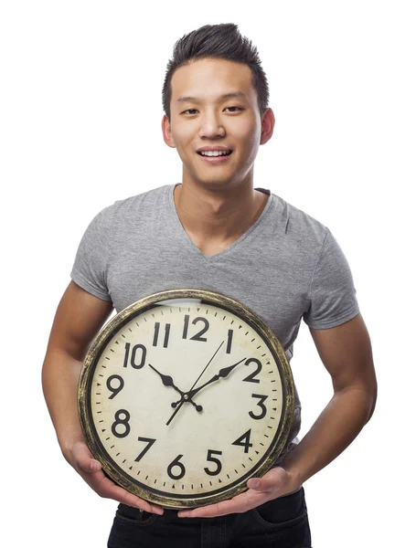 Mann hält Uhr — Stockfoto