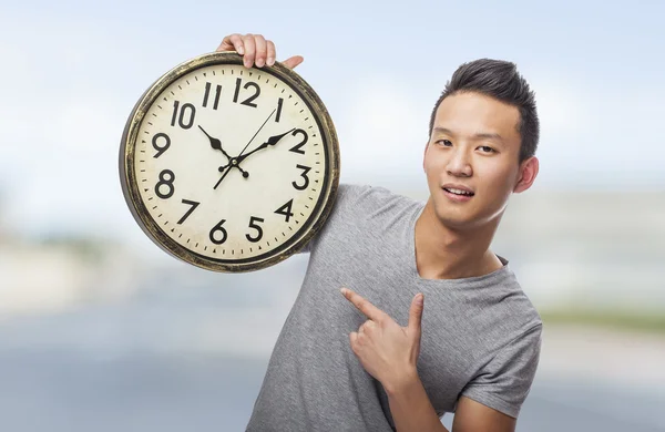 Mann hält Uhr — Stockfoto