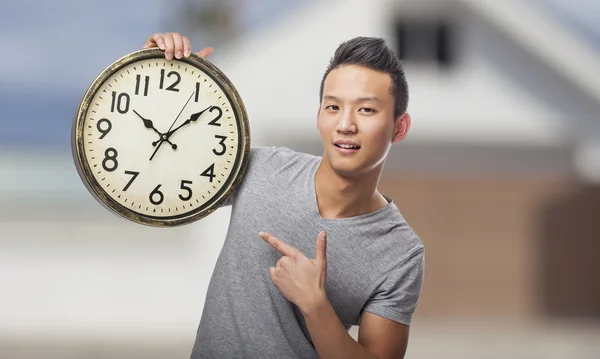 Mann hält Uhr — Stockfoto